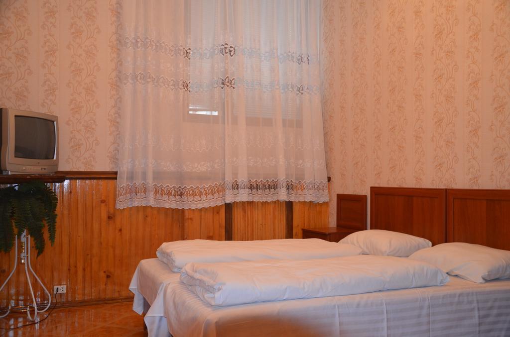 Kseniya Hotel Kamianets-Podilskyi Quarto foto