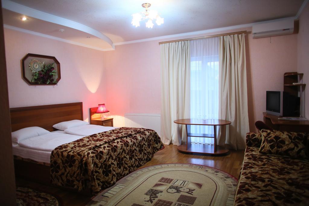 Kseniya Hotel Kamianets-Podilskyi Quarto foto